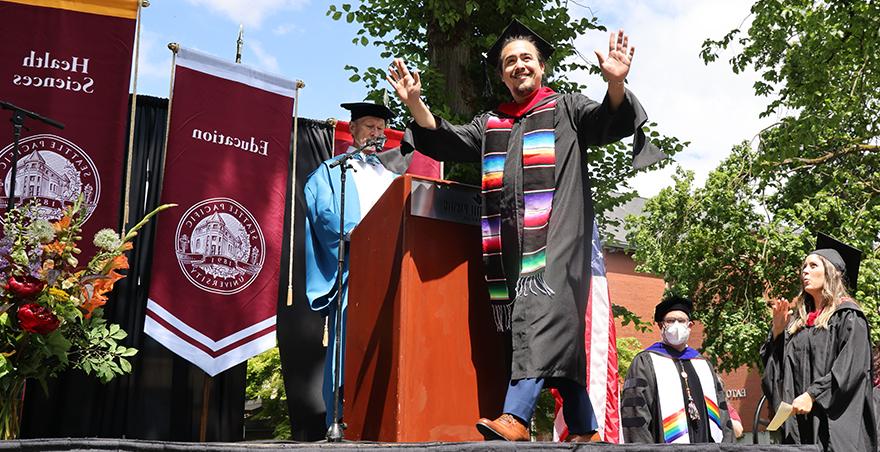 A happy male student crosses the stage at 网易彩票下载